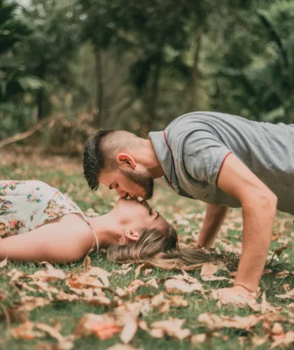 парень целует девушку