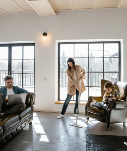 семья в одной комнате