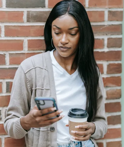 девушка с телефоном