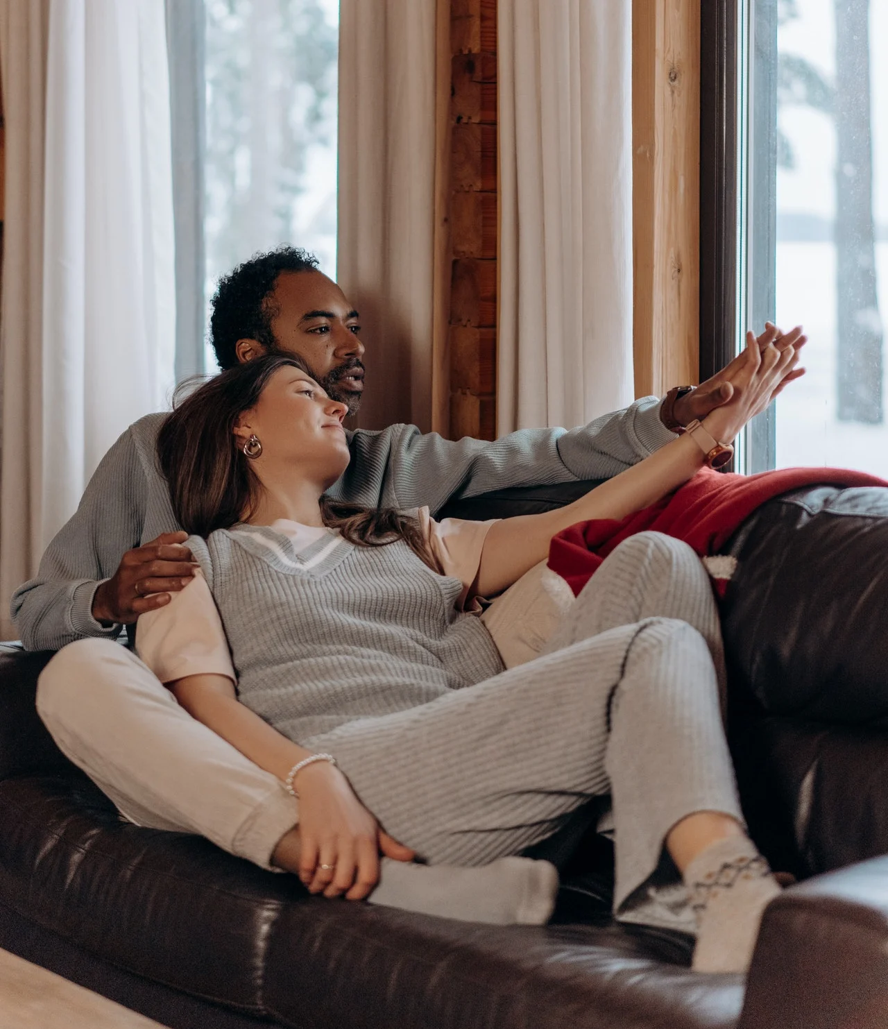 пара на диване