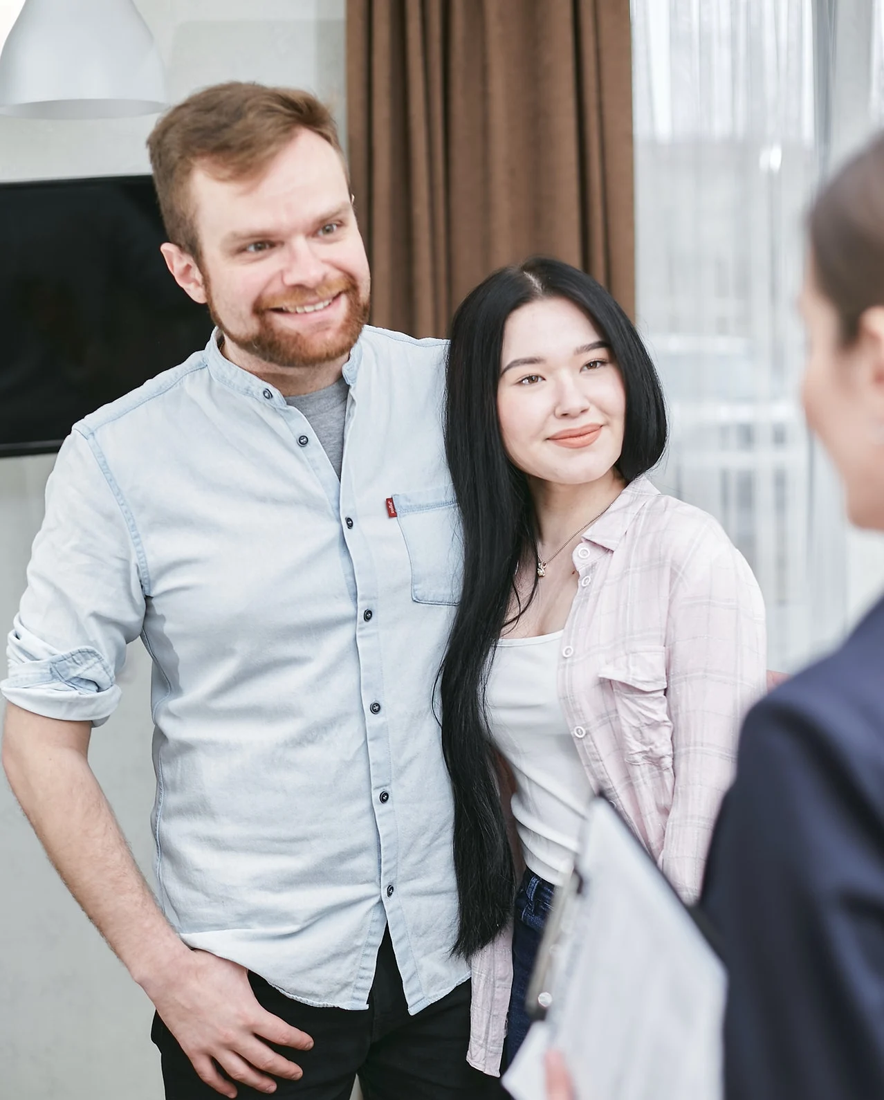 пара говорит с девушкой