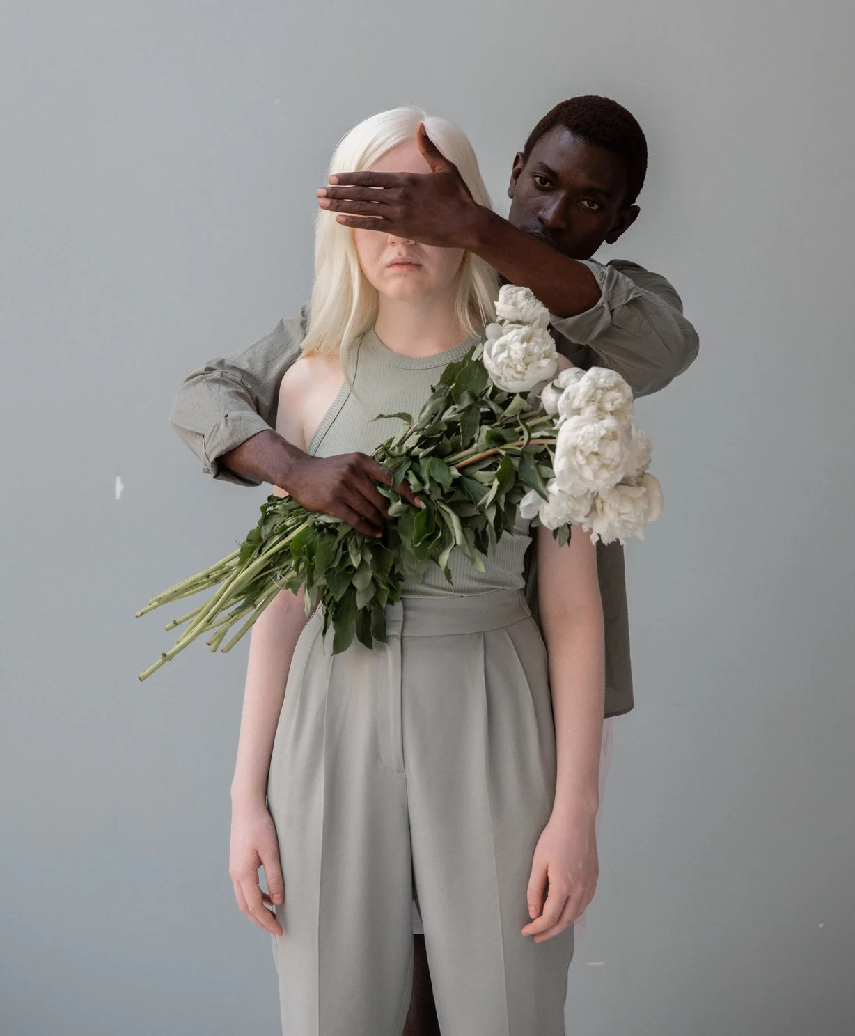 парень закрывает девушке глаза