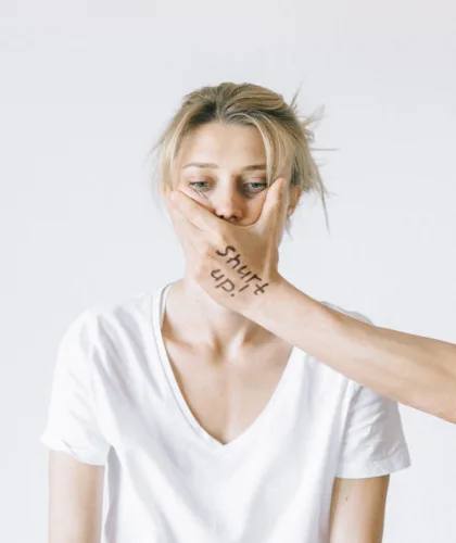 парень закрывает девушке рот