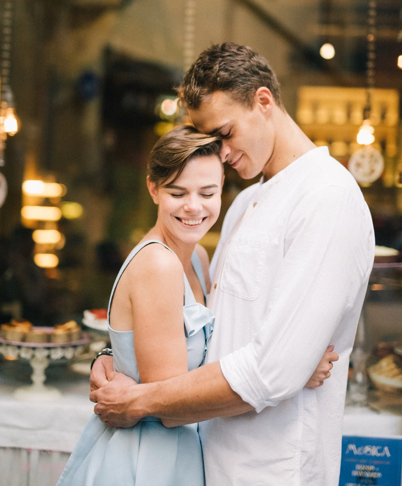 пара обнимается