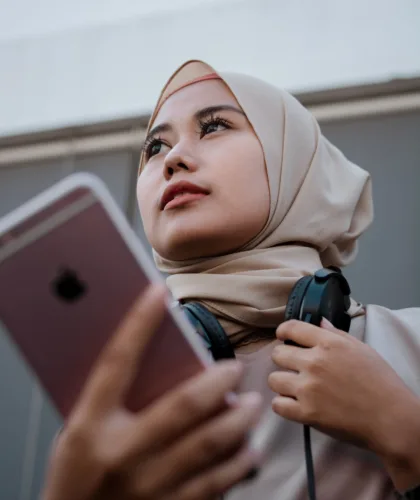 девушка с телефоном