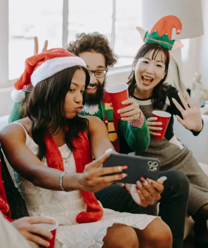 друзья делают селфи