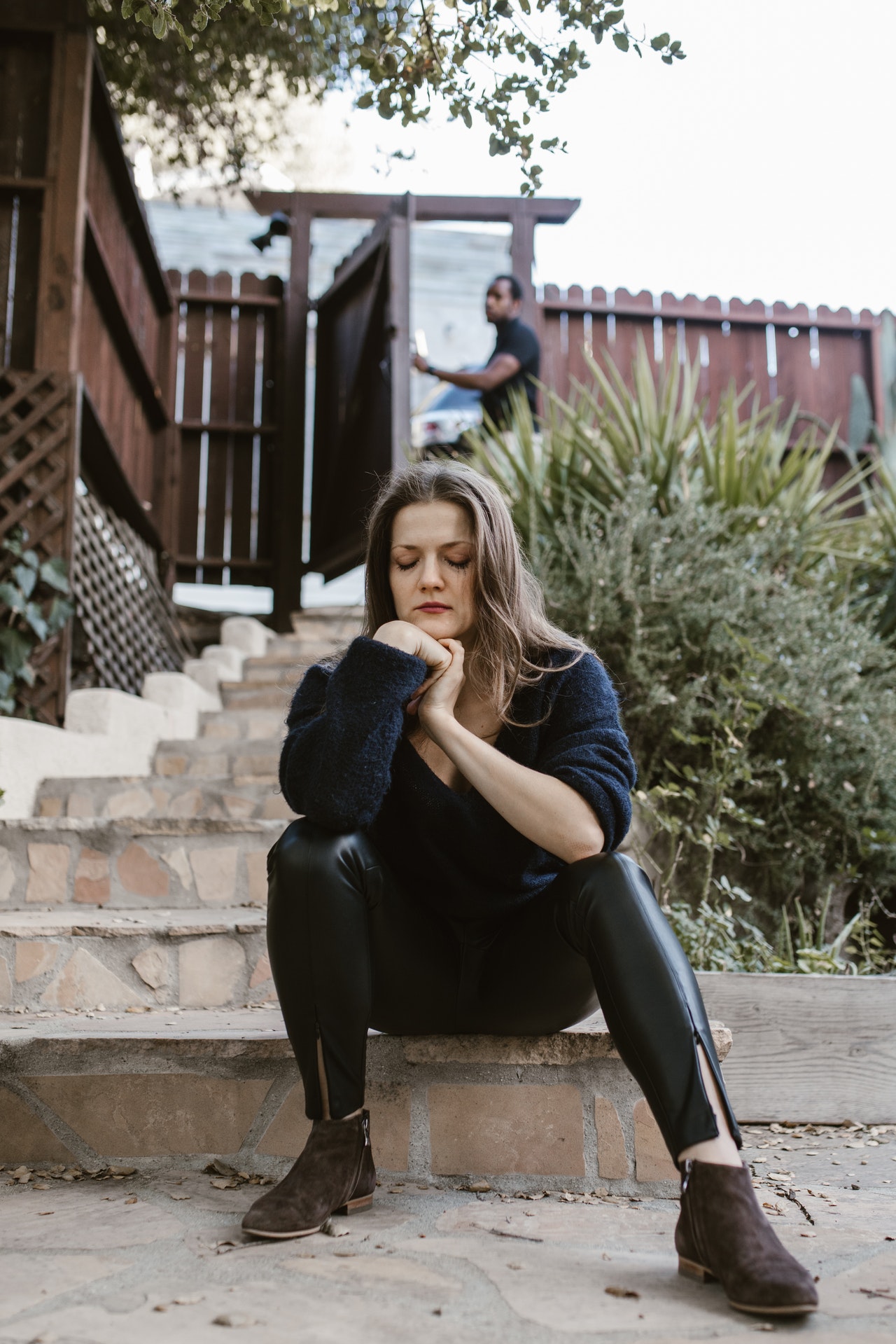 грустная девушка и парень