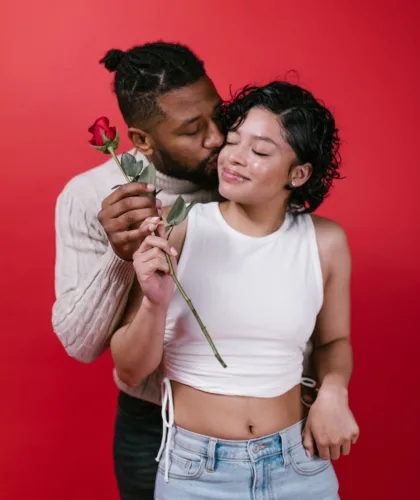 пара целуется