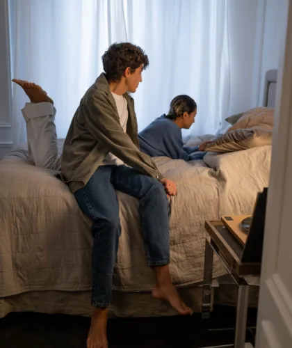 пара на кровати