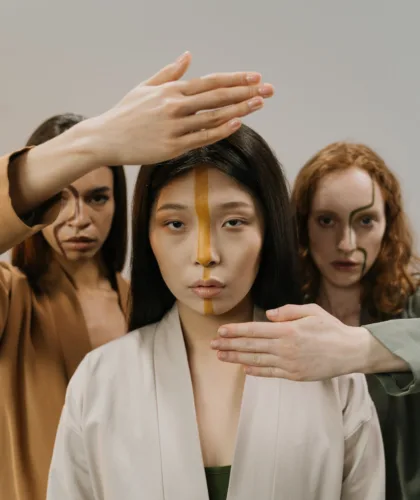 три девушки