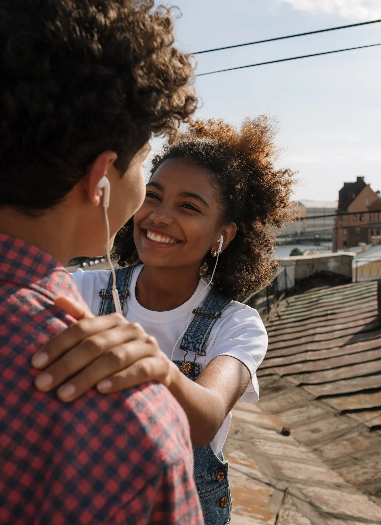 девушка обнимает парня