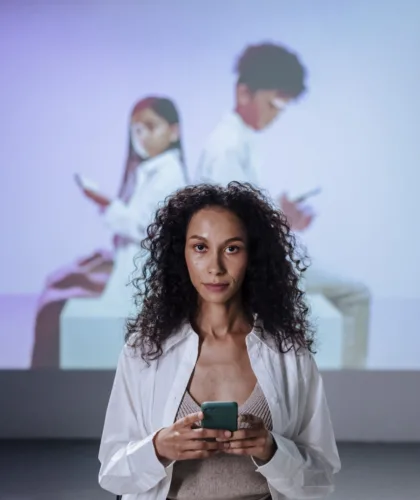 девушка с телефоном