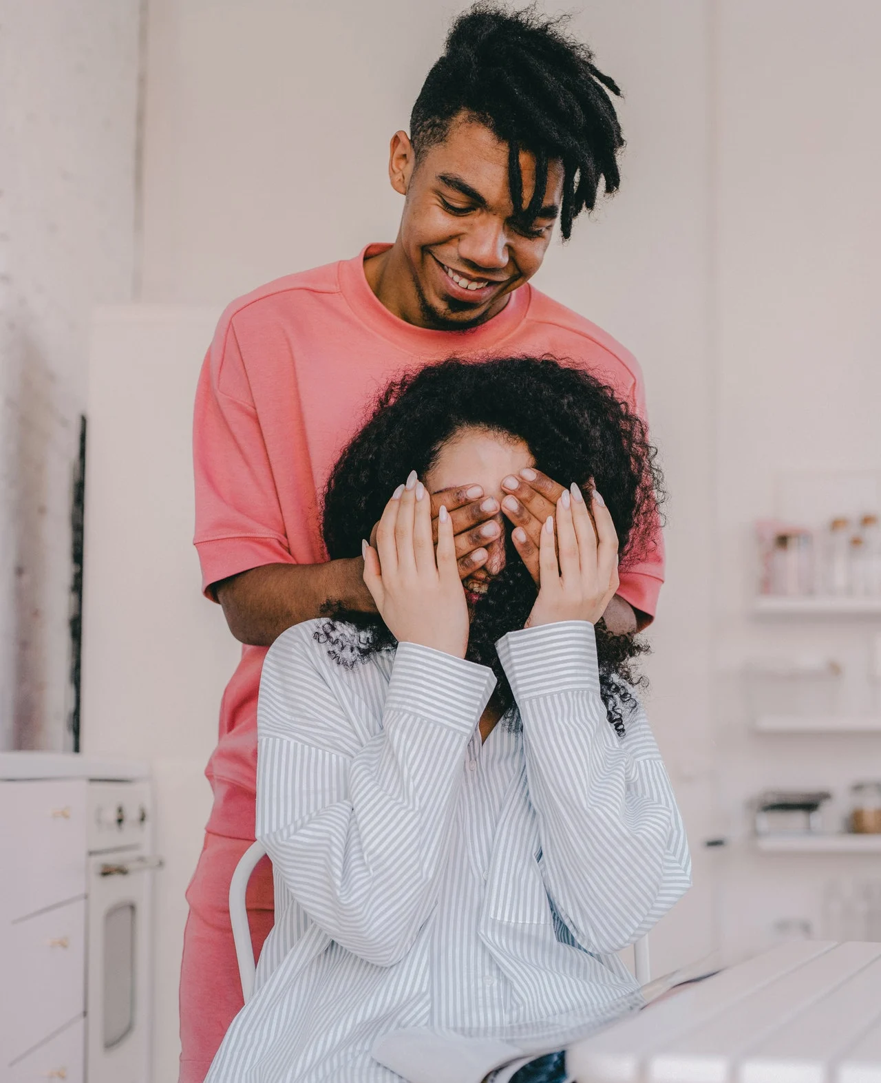 парень закрывает девушке глаза