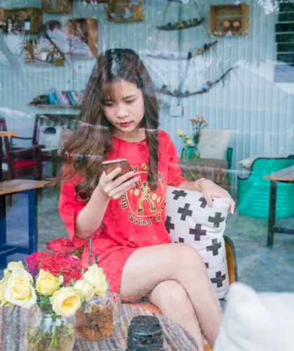 девушка с телефоном