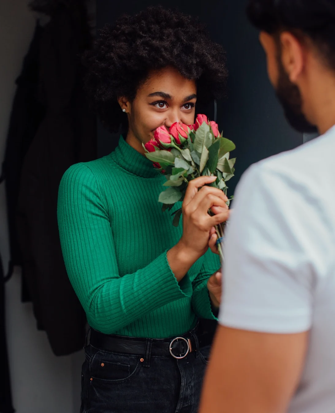парень подарил цветы девушке