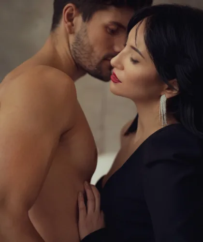 пара обнимается