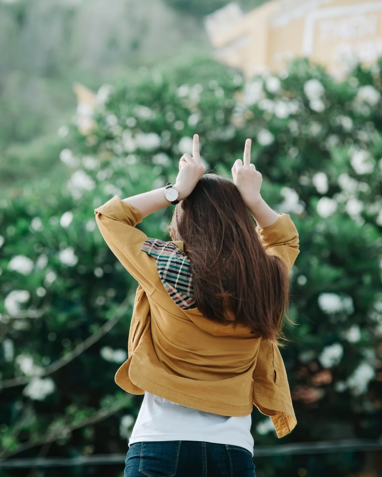 девушка сделала себе рожки