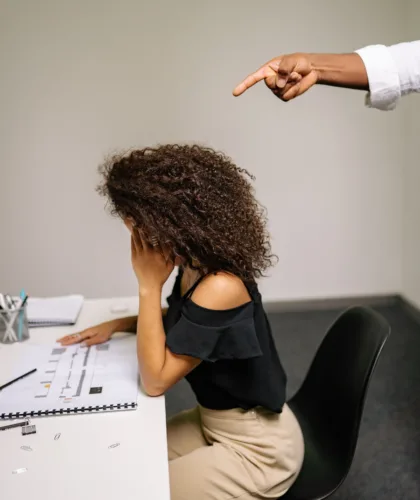 девушку ругают