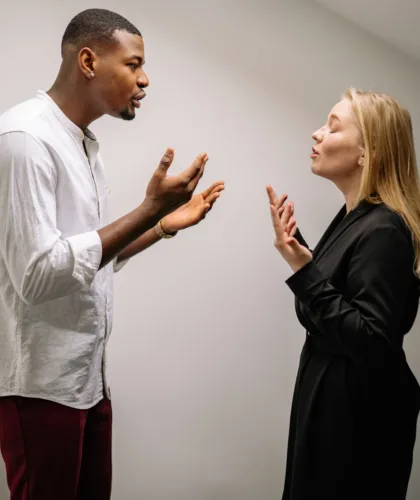 пара ссорится