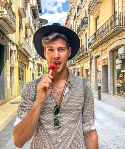 парень с леденцом