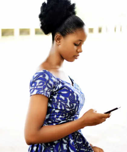 девушка с телефоном