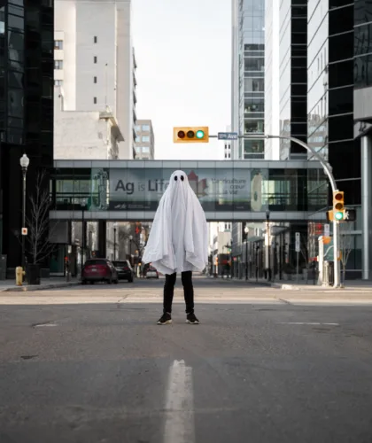 парень в костюме привидения